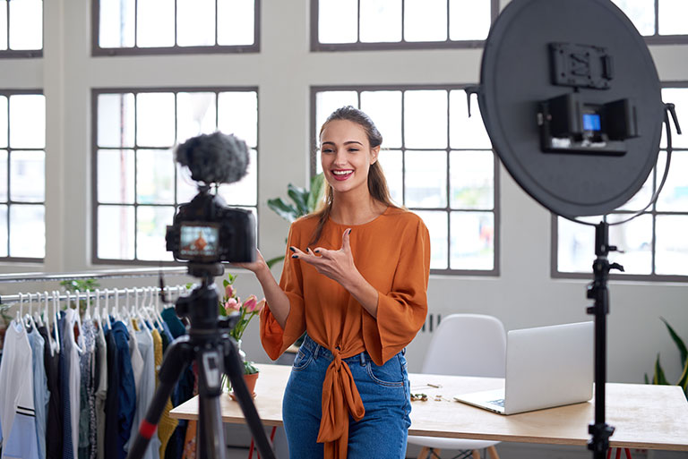 Influencerin beim Videodreh mit Teleprompter