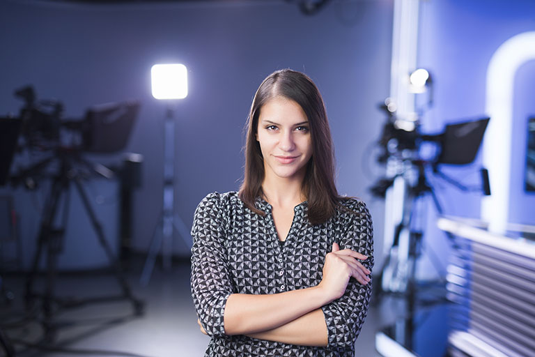 Sprecher nutzt einen Teleprompter richtig bei der Videoaufnahme